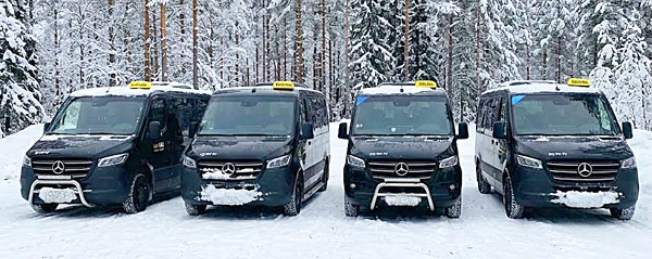 Kuvituskuva: Tilataksit rivissä lumisessa maisemassa