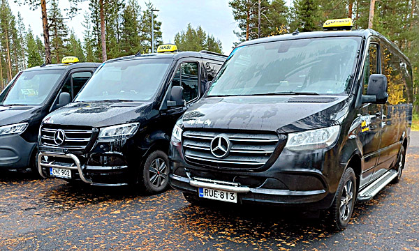 Kuvituskuva: Tilataksit rivissä